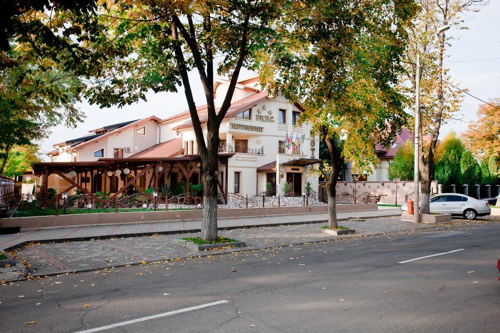 Hotel Parc Tecuci Exterior photo